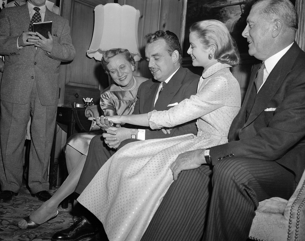Grace Kelly pokazuje swoją zaręczynową obrączkę