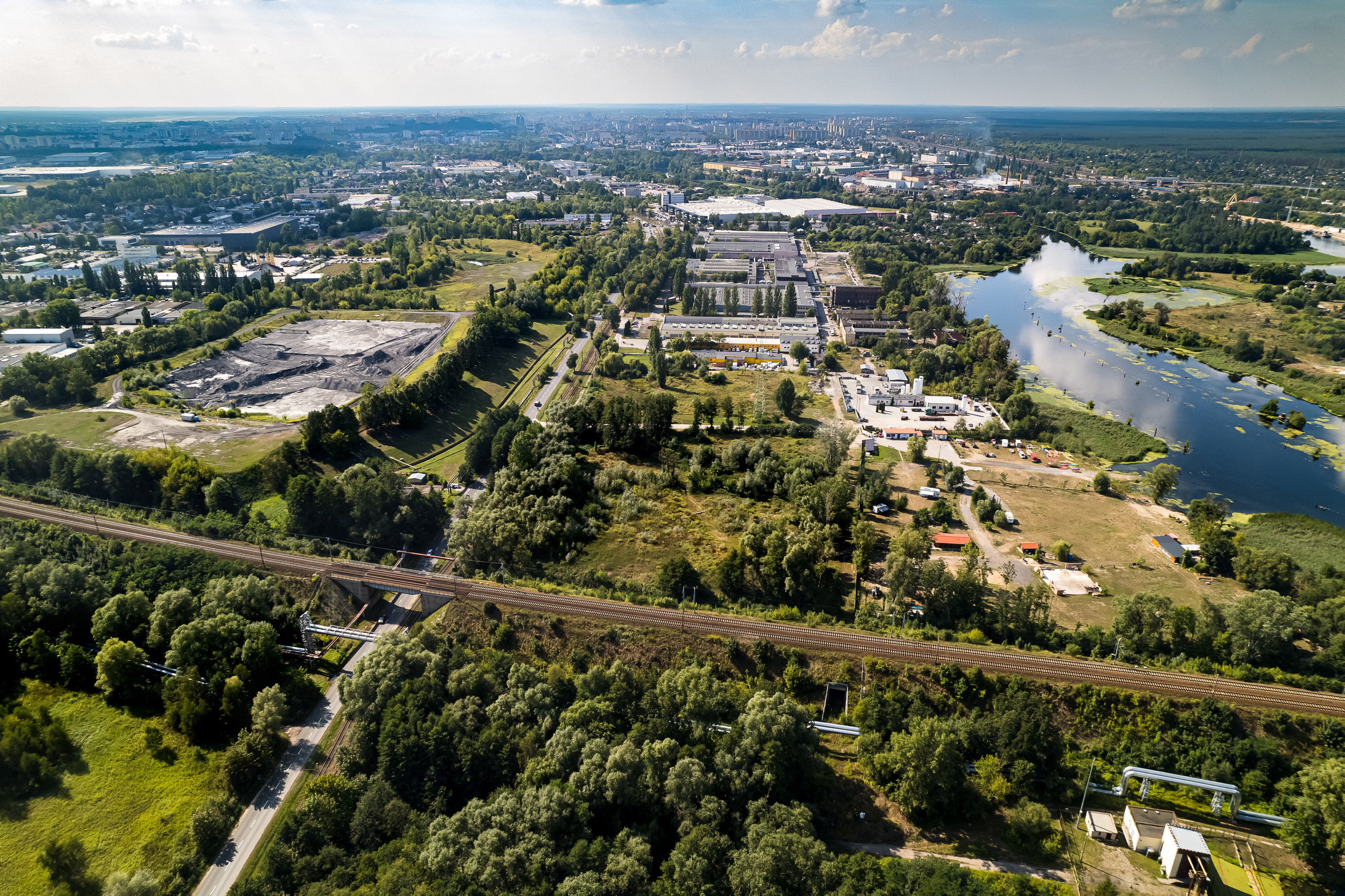 Zachem obejmował teren wielkości miasteczka – 1600 hektarów, 120 km dróg, 70 km torów z bocznicą i przystankiem kolejowym oraz komunikacją autobusową, a także szpital, sklepy, stołówki, kino