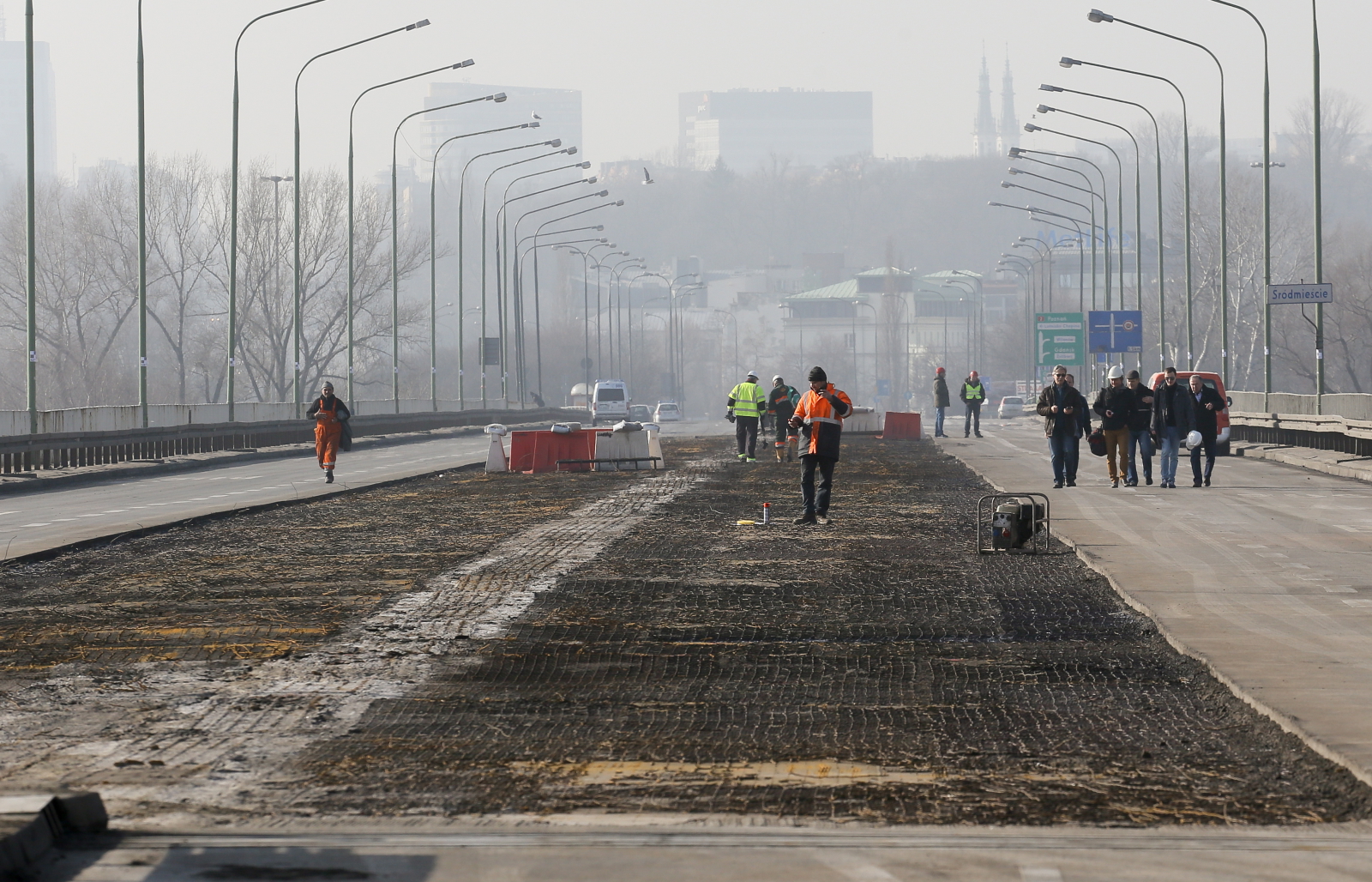 Szczególnie w złym stanie jest przęsło środkowe. Tam jest wiele bardzo zniszczonych elementów. Wymiana stalowej konstrukcji będzie najlepszym rozwiązaniem - - mówił prof. Henryk Zobel, autor wstępnej ekspertyzy mostu. Przypomniał, że mostem jeździło 130 tys. pojazdów na dobę. Pożar Mostu Łazienkowskiego wybuchł w sobotę, około godz. 17.30. Zaczęło się od sterty desek, znajdujących się pod przeprawą na praskim brzegu Wisły. Potem zaczął się palić drewniany podest pomostu technologicznego, znajdującego się w dolnej części mostu. Pożar objął blisko połowę jego długości. Wysoka temperatura spowodowała też zniszczenia nawierzchni i odkształcenia konstrukcji przeprawy. Akcja gaśnicza trwała blisko 12 godzin i zakończyła się w niedzielę, około godz. 6 rano. CZYTAJ TAKŻE: Eksperci nie pozostawiają złudzeń. Most Łazienkowski po pożarze trzeba zbudować od nowa