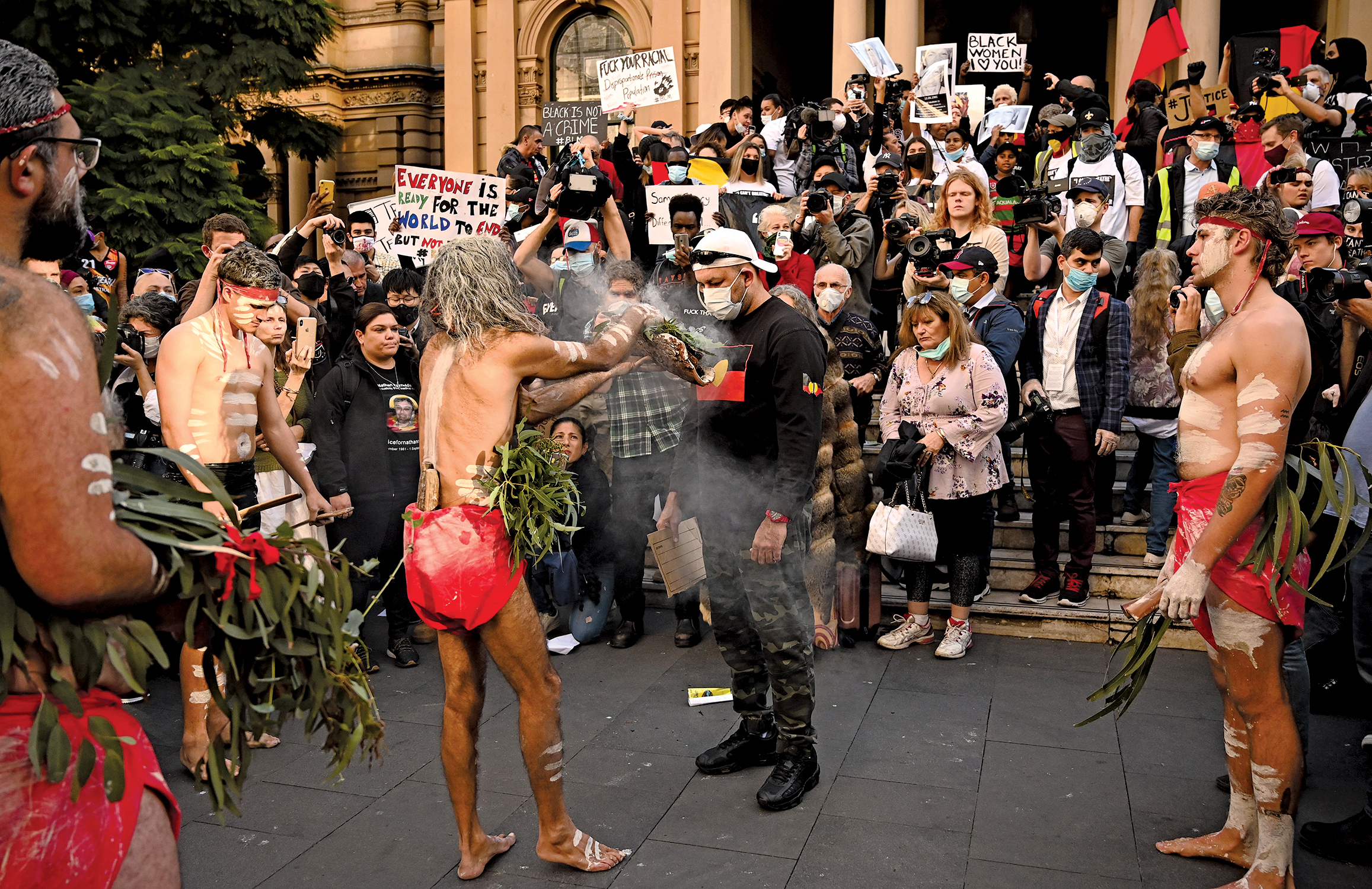 Australia. Aborygeńscy demonstranci wyrażają solidarność z protestującymi w USA podczas tradycyjnej ceremonii. 