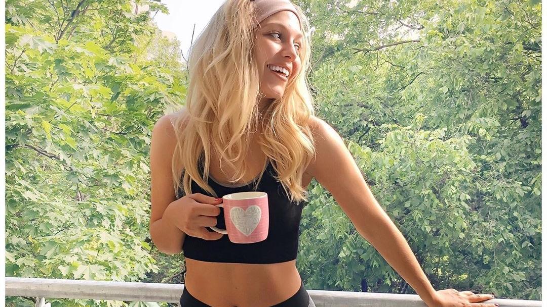 Óriásit bulizott lánybúcsúján a magyar énekesnő: azonnal ledobta a ruháit, nem hiszi el, mennyire gyönyörű – Fotókon a parti