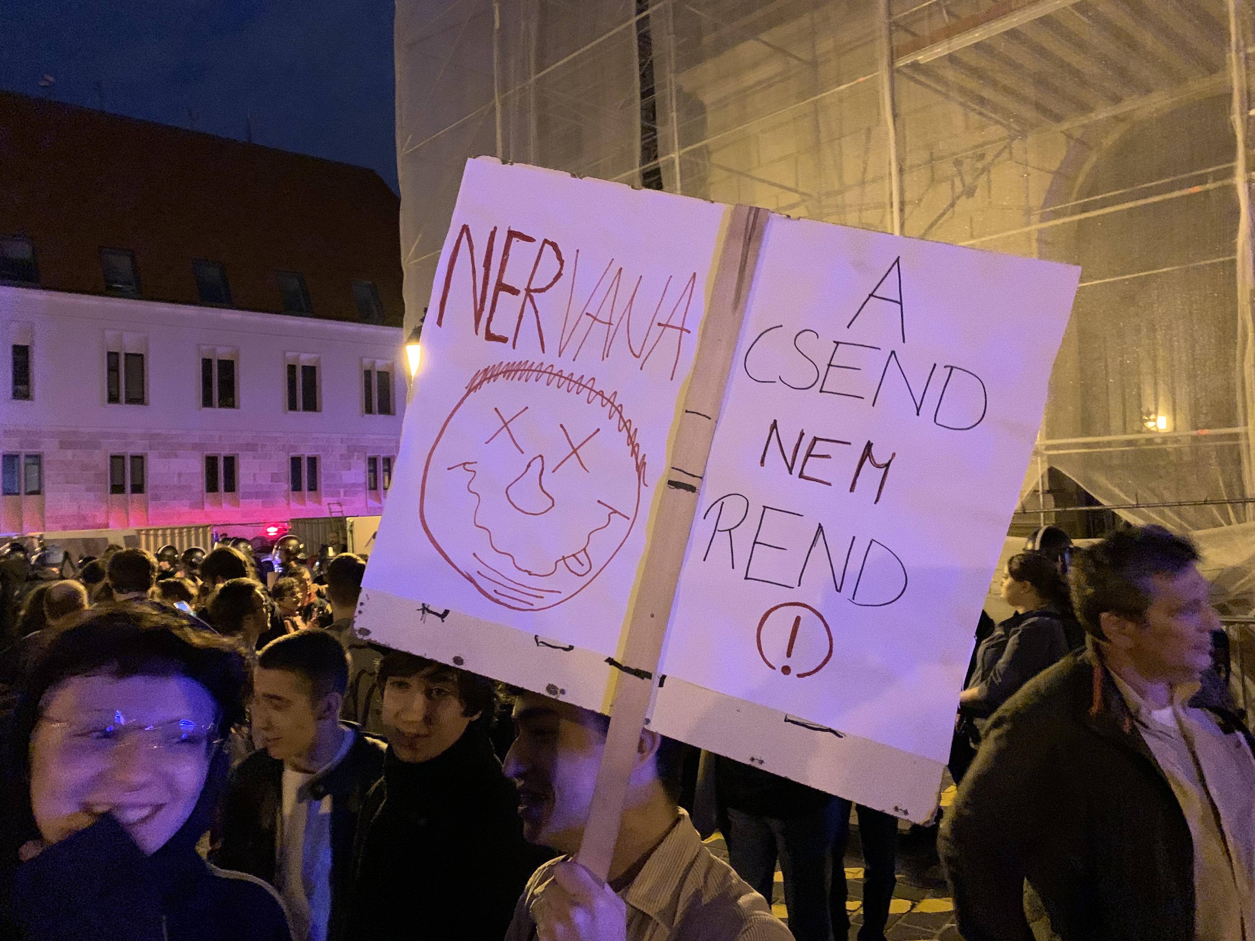 Nyomozás indult a Karmelitánál tegnap történt rendőrök elleni támadás miatt