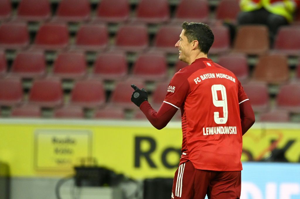 \'Machine\' Lewandowski scores 300th Bundesliga goal in Bayern romp