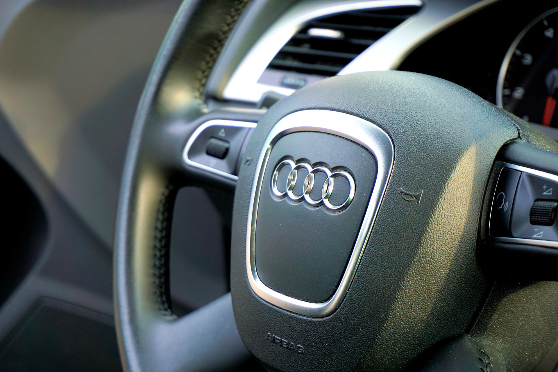 Mi folyik Budapesten? Egy Audi és egy Tesla fényes nappal versenyeztek a Szentendrei úton, naná, hogy balesetet okoztak - videó