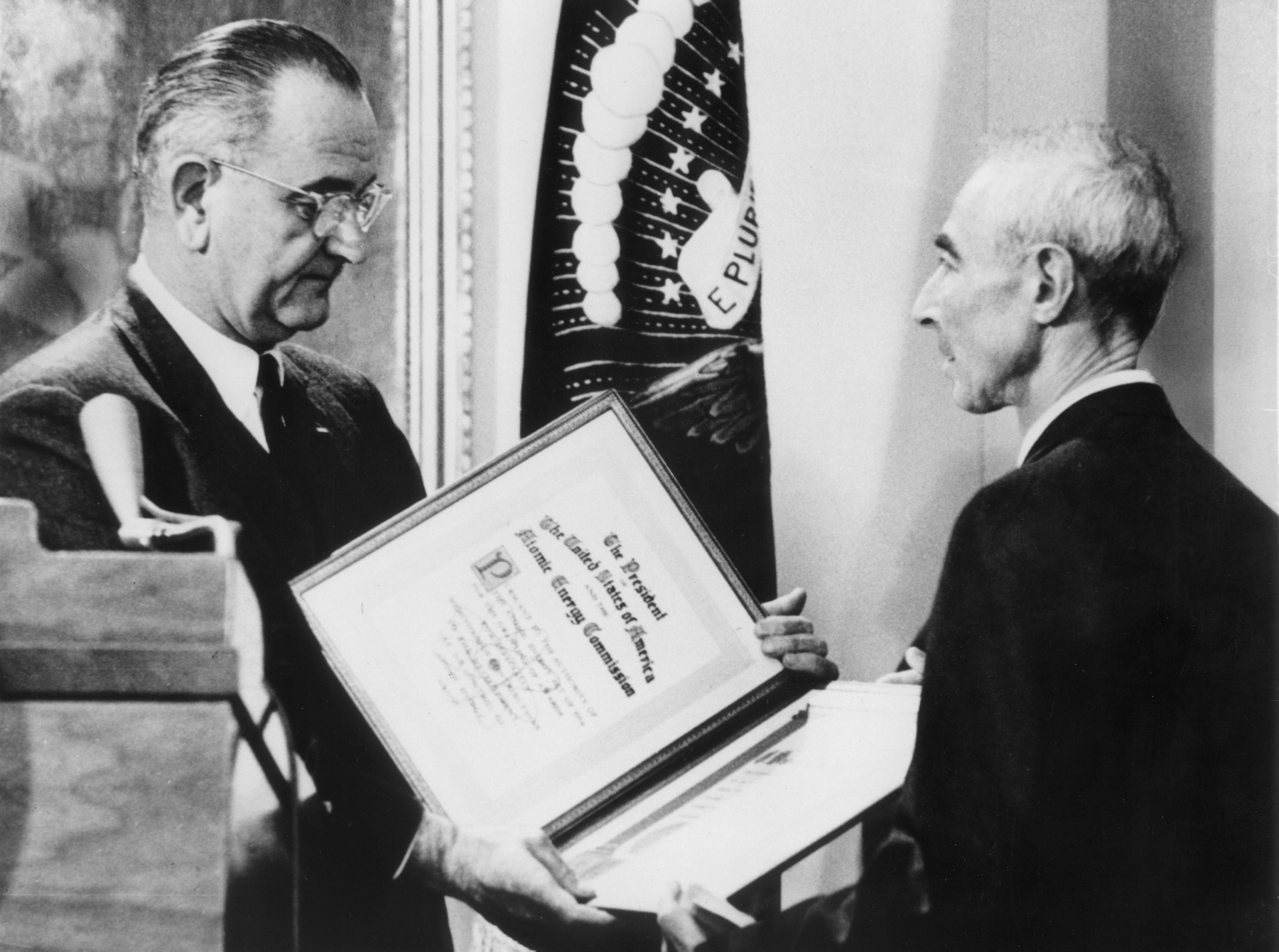 Z prezydentem Lyndonem B. Johnsonem, który wręcza Oppenheimerowi nagrodę im. Enrica Fermiego, 1963 r
