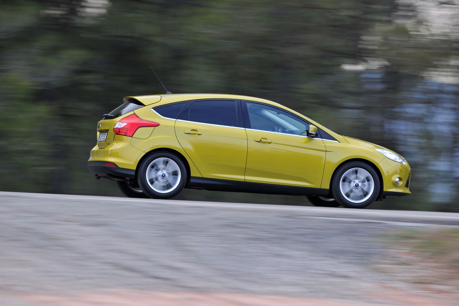 Najtańszy focus 5d z jednostką 1.0/100 KM to wersja ambiente - auto kosztuje od ok. 63 tys. zł. Mocniejsze 125-konne wcielenie fordowskiego kompaktu to wydatek od 70 300 zł i występuje z lepszym wyposażeniem trend (klimatyzacja w standardzie)