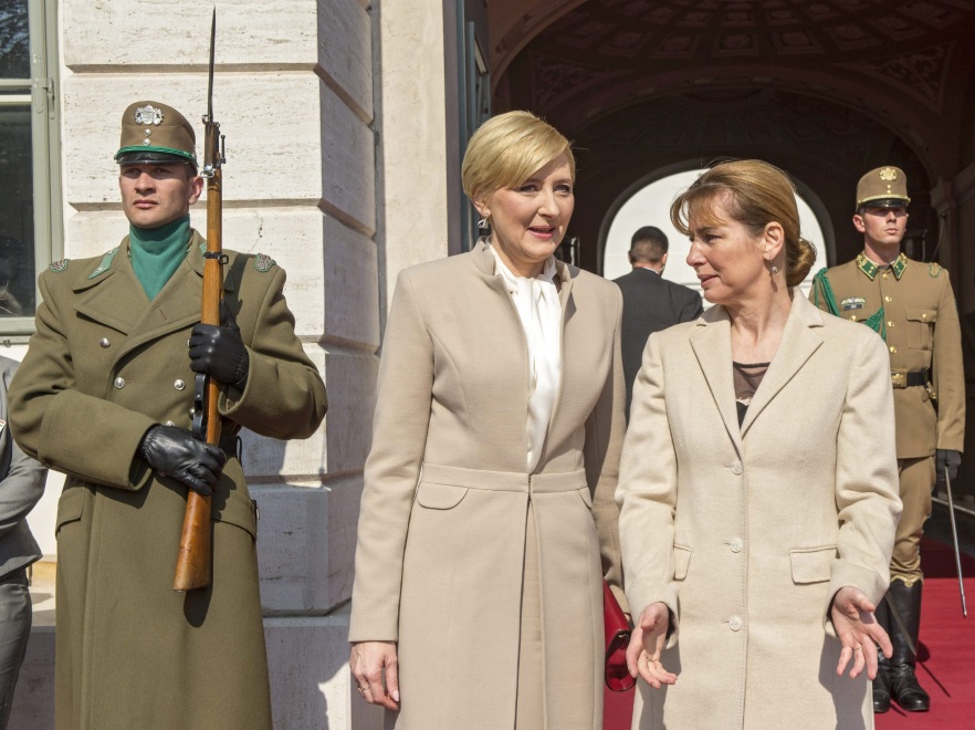 ... Po drugie: płaszcz Agaty Dudy był zdecydowanie lepiej skrojony. Cięcie w okolicach talii rewelacyjnie podkreślało sylwetkę, a - jeśli byłaby taka potrzeba - nawet by ją korygowało!