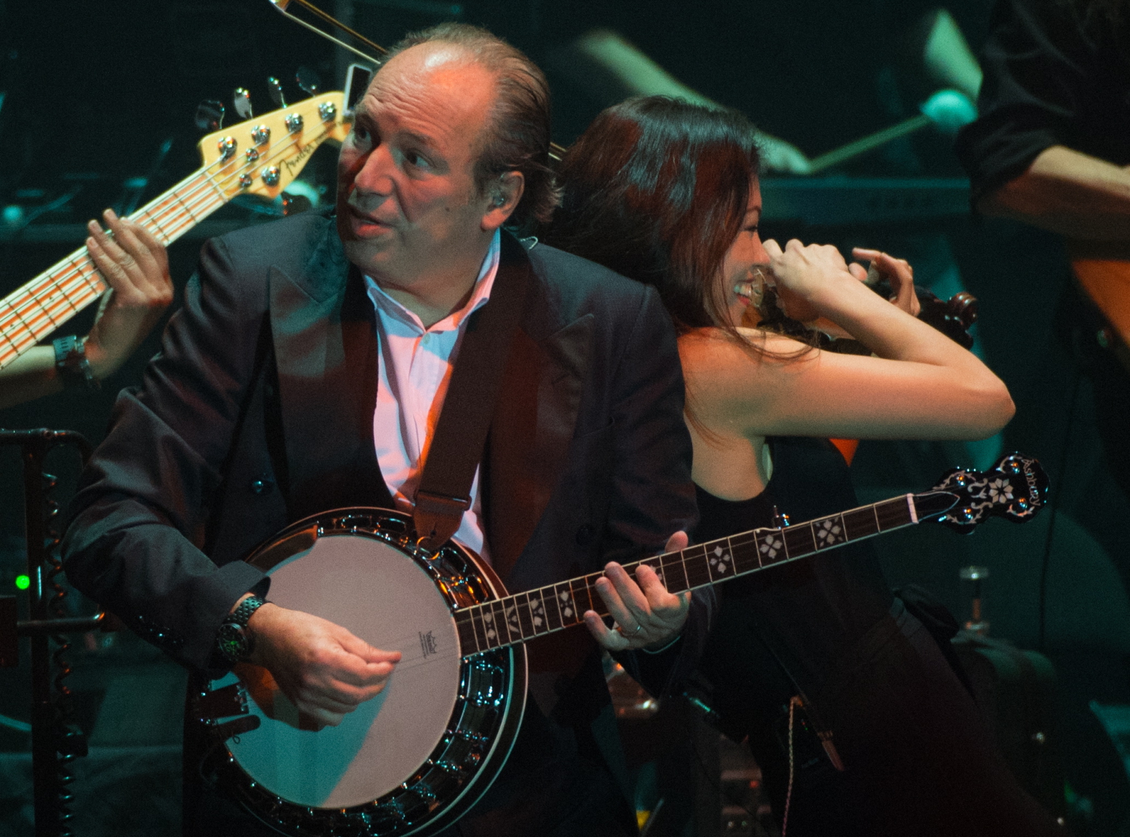 Hans Zimmer urodził się we Frankfurcie nad Menem, mieszka w Los Angeles. Syn pianistki i wynalazcy o tym, że zostanie kompozytorem zdecydował jako szesnastolatek, gdy zobaczył western