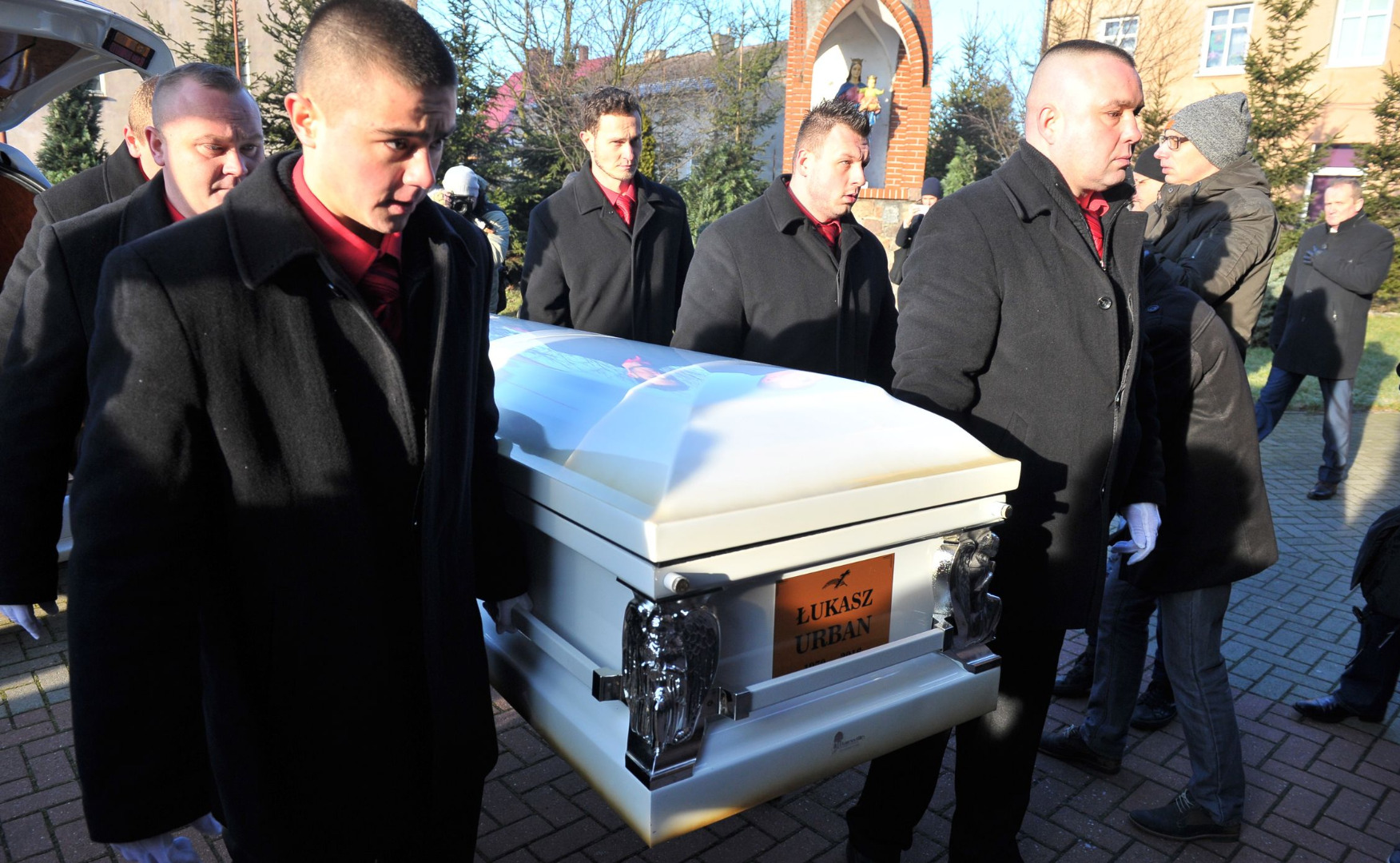 Uroczystości pogrzebowe tragicznie zmarłego kierowcy rozpoczęły się w południe od mszy św. w kościele pw. Matki Bożej Wspomożenia Wiernych w Baniach. Zmarłego żegnają rodzina, mieszkańcy Rożnowa, gdzie mieszkał Łukasz Urban, a także mieszkańcy powiatu gryfińskiego.