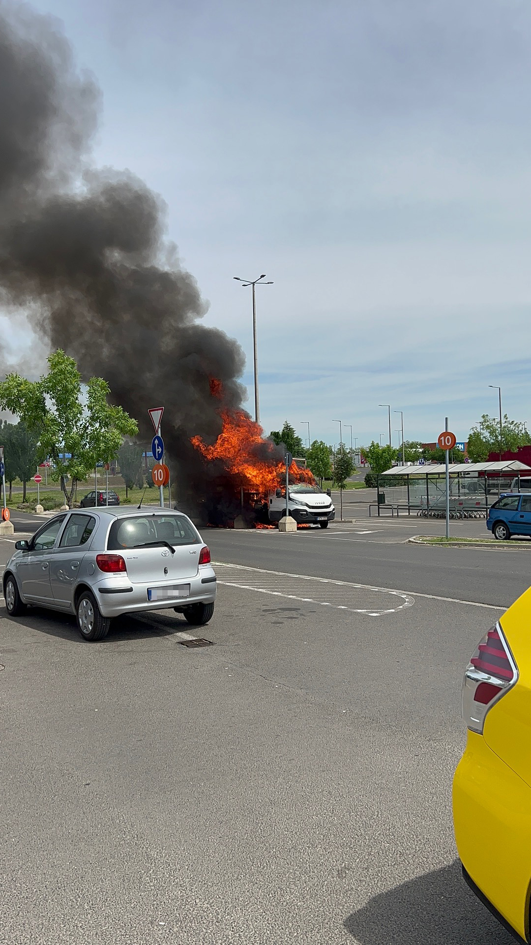 Felcsaptak a lángok a maglódi parkolóban: két jármű is hamuvá éget - Blikk