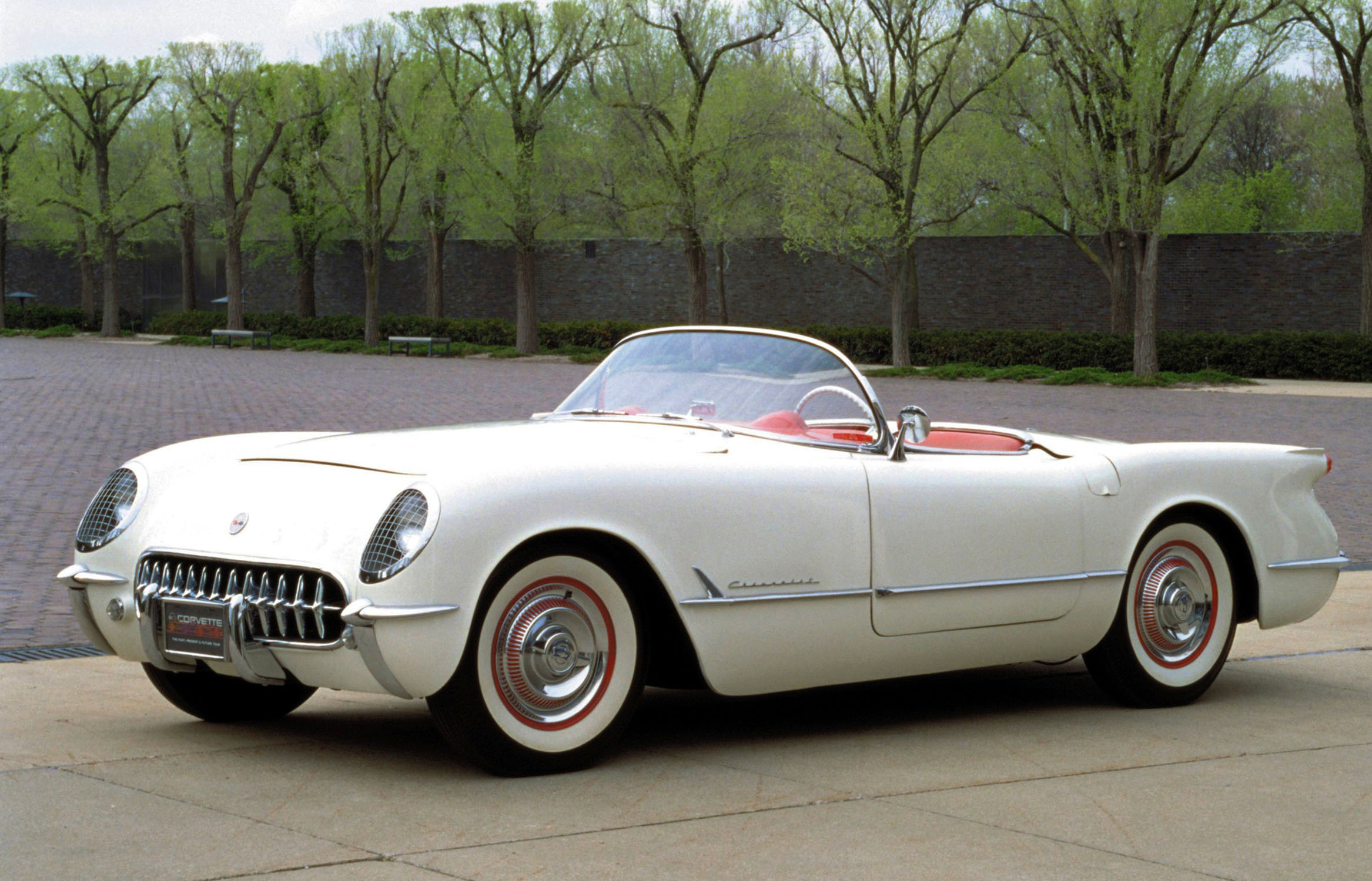 USA, miasto Flint w stanie Michigan. Jest rok 1953 (dokładnie 30 czerwca). Właśnie tam i wtedy zjechał z linii produkcyjnej pierwszy Chevrolet nowego typu - amerykański samochód nowej konstrukcji - chevrolet corvette