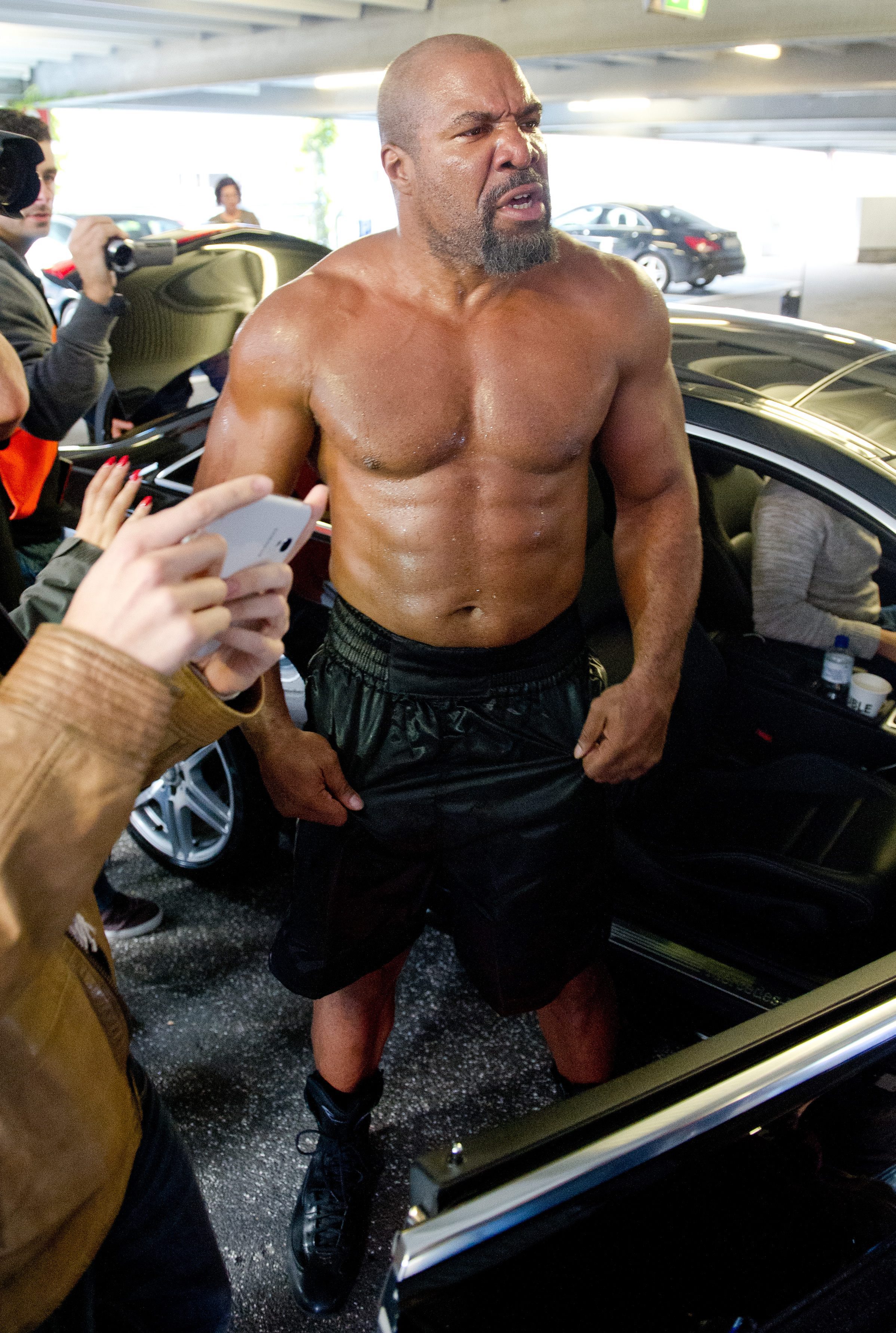 Shannon Briggs w stroju gladiatora prowokuje do walki Wladimira Kliczkę