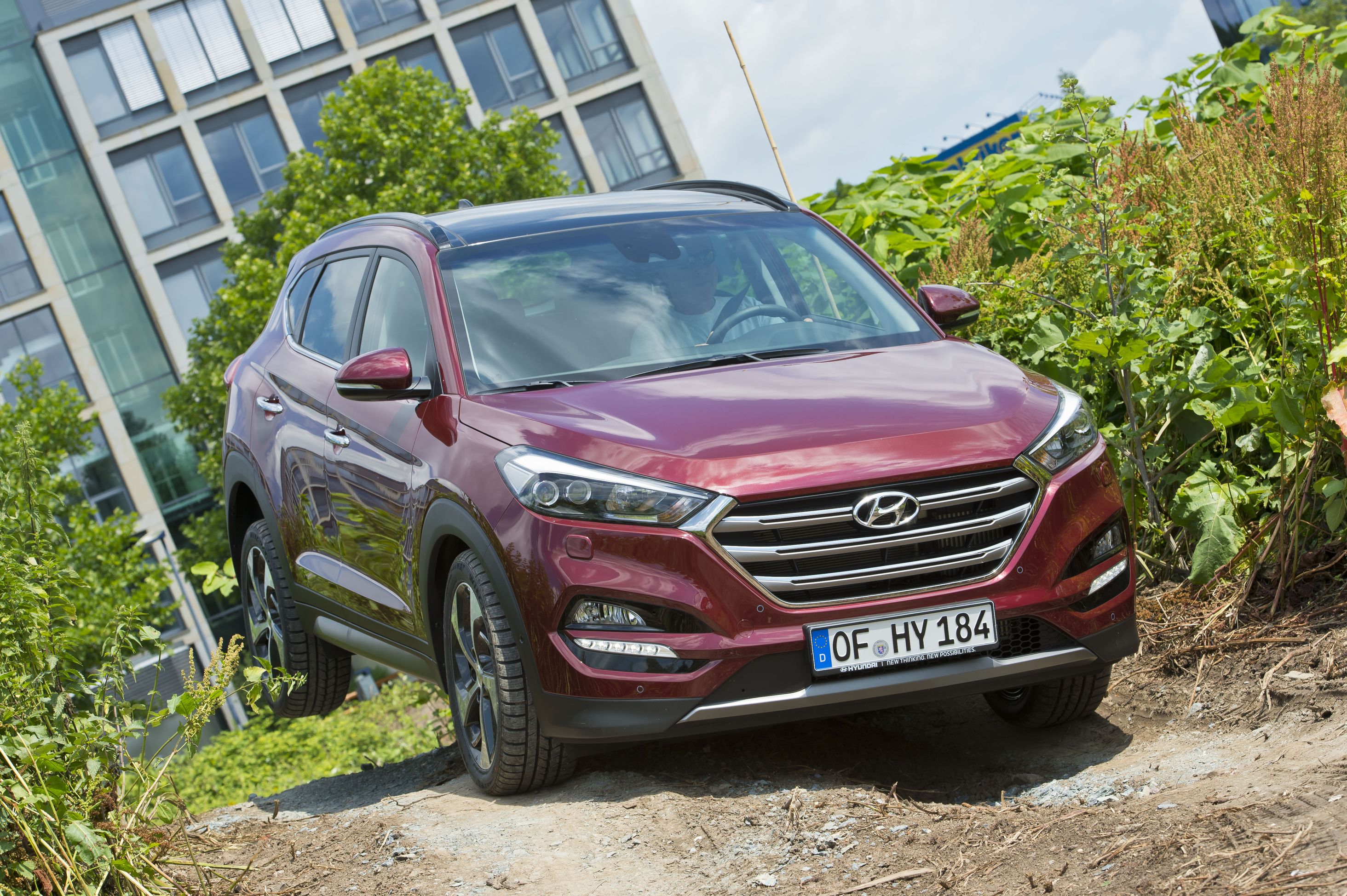 Nowy tucson przypomina większego SUV-a, czyli santa fe. Nad wyglądem najmłodszego dziecka pracowały trzy centra projektowe Hyundaia: w Korei, USA i Niemczech - pod nadzorem Petera Schreyera, szefa designu Hyundai Motor Group (Schreyer wcześniej pracował dla Volkswagena).