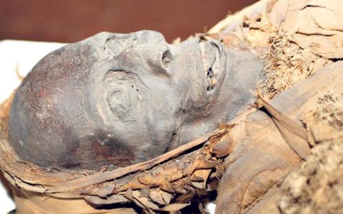 Megdöbbentő eset: egy ősi múmia lapult egy futár táskájában: a spirituális barátnőjének tartotta