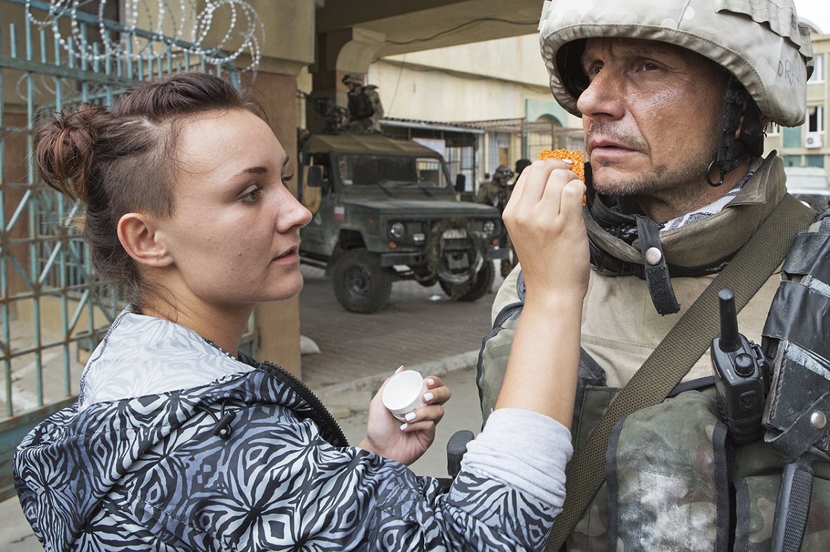 Na terenie FSO na warszawskim Żeraniu zbudowana została imponująca scenografia – dzieło Marka Warszewskiego. Nawet 50 osób dziennie, przez siedem tygodni, w pocie czoła budowało w Warszawie kawałek irackiego miasta. Setki godzin ciężkiej pracy zostały zwieńczone precyzyjnie dopracowaną scenografią.