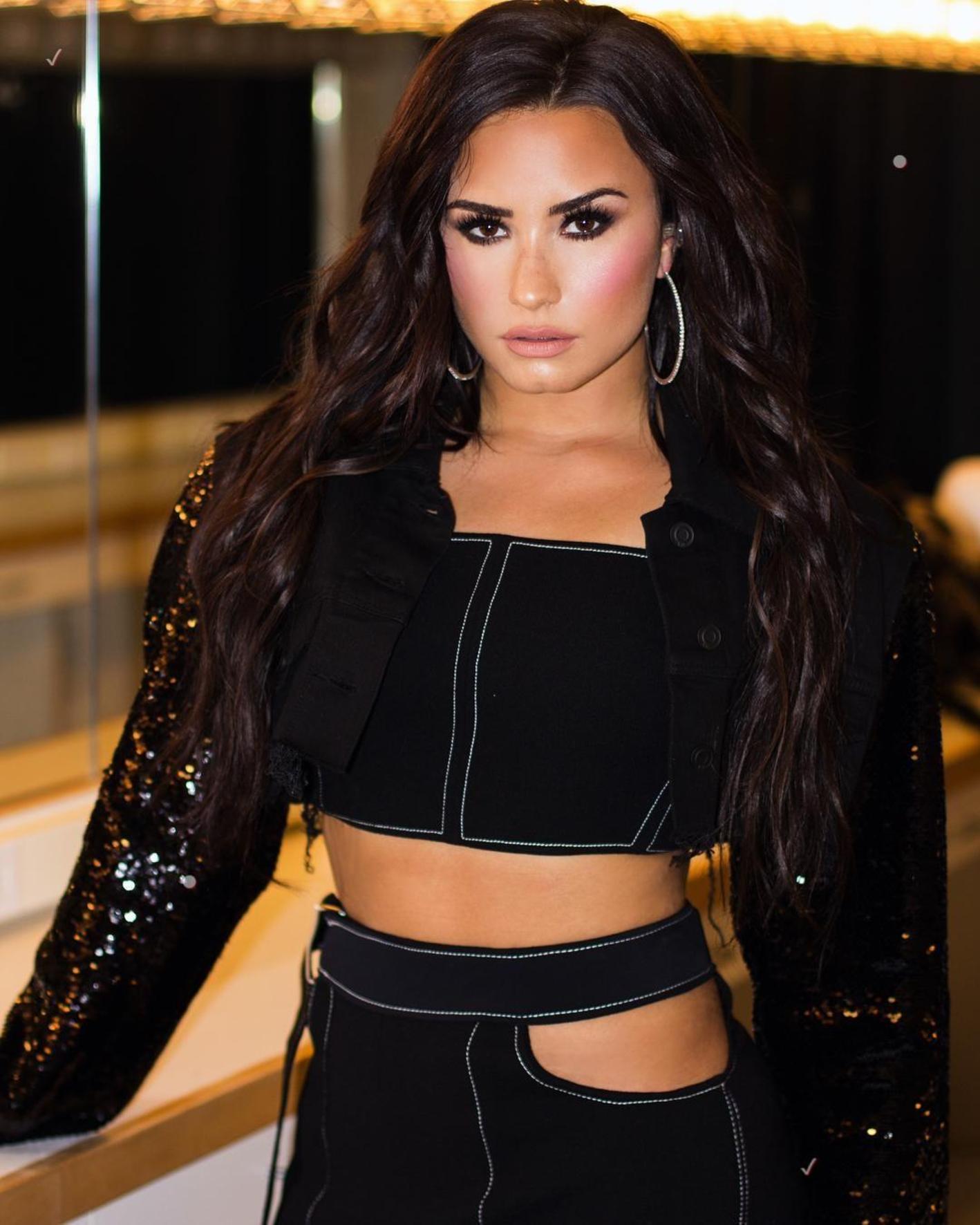 Elsírta magát a színpadon Demi Lovato – videó - Blikk