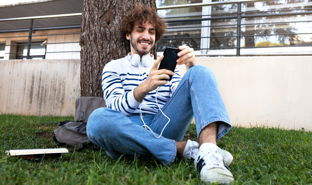 A Z generációsok sokat fizetnek a telefonokért, hogy menőnek látszanak. Na és a többiek?