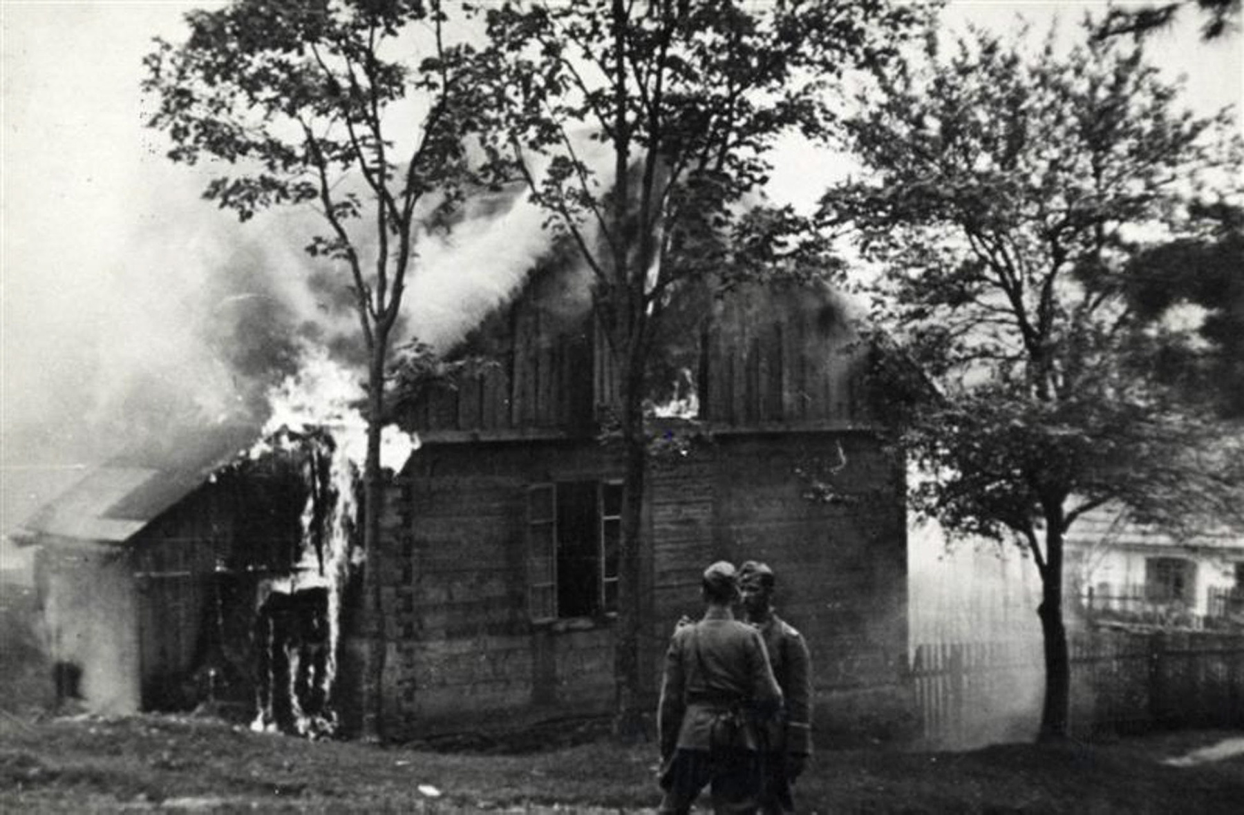 Niemiecka żandarmeria przystąpiła do palenia wsi Michniów 12 lipca 1943 r. Ludność bez względu na płeć i wiek została wymordowana