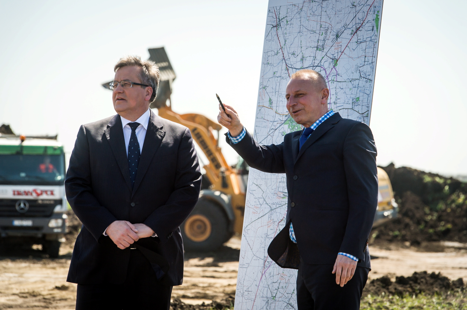 Prezydent Inowrocławia Ryszard Brejza wyjaśniał głowie państwa, którędy będzie przebiegać obwodnica. Budowa zapowiada się nieźle, bo chodzi o 19 kilometrów długości szosy o dwóch pasach ruchu w każdym kierunku. Budowa kosztować będzie prawie 360 milionów złotych. Według planu, na trasie mają powstać trzy węzły - Tupadły, Latkowo i Jackowo. W czasie wczorajszej wizyty prezydenta Komorowskiego wyglądało to tak, jakby węzeł Jackowo właśnie powstawał...