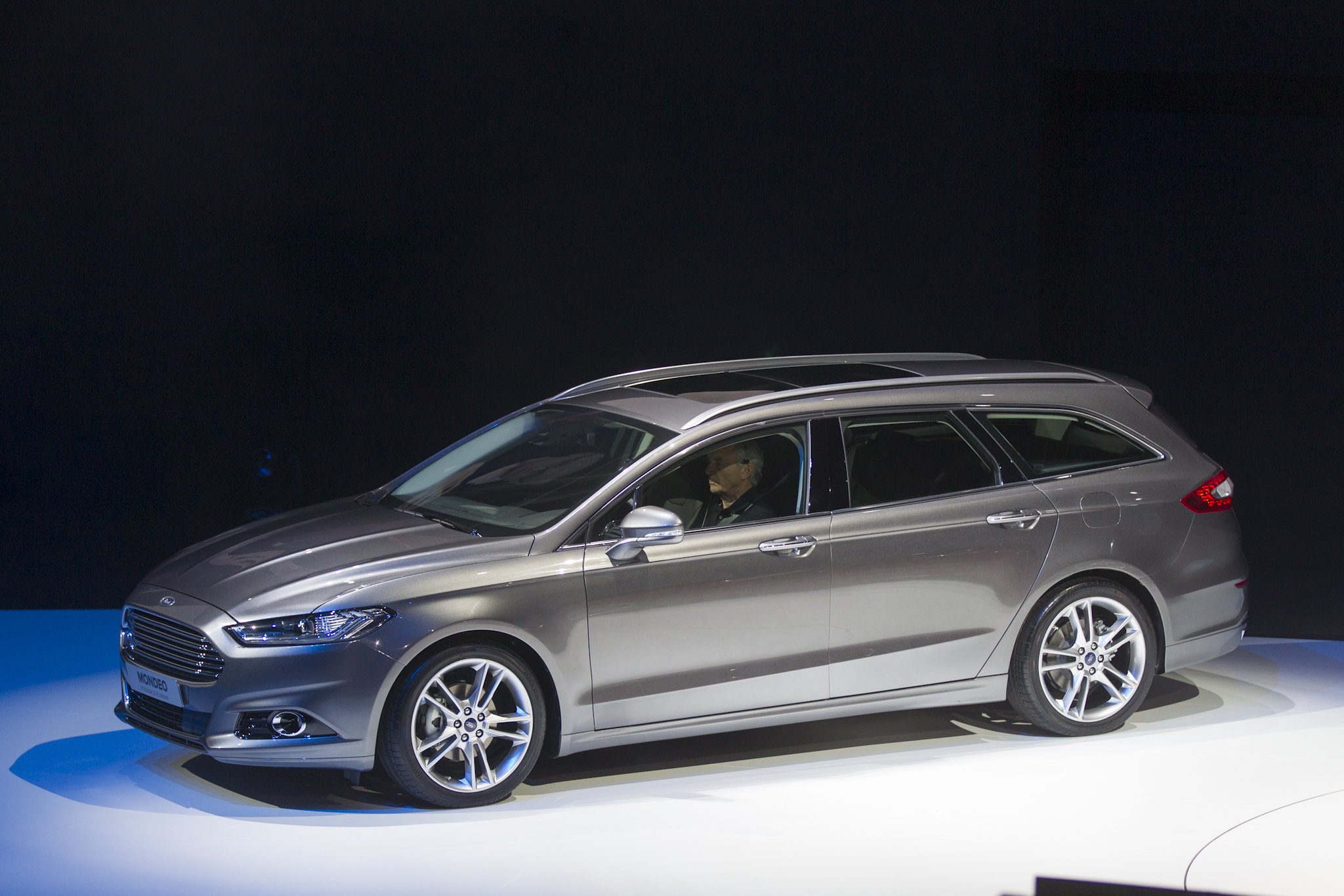 Amatorzy turbodiesli początkowo mają do wyboru silnik 1.6 TDCi/115 KM (270 Nm) - nowy ford mondeo z taką jednostką powinien od zera do 100 km/h przyspieszać w 12,1 s. Prędkośc maksymalna - 192 km/h. Producent obiecuje średnie spalanie na poziomie 4,2 l/100 km (w odmianie Econetic - 3,6 l/100 km).