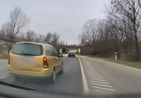 Ilyen pofátlan büntetőfékezést már régen nem láttunk – videó