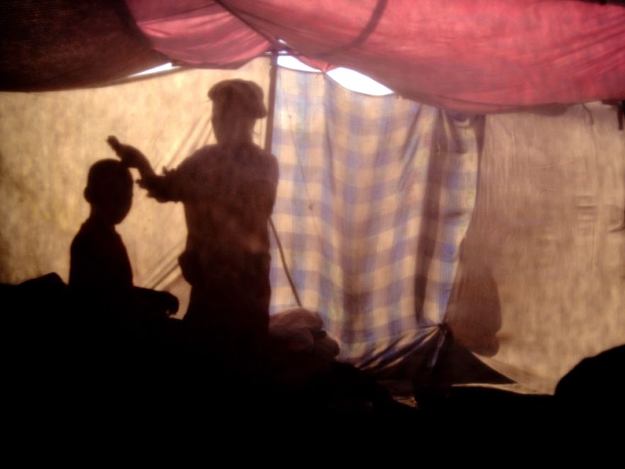 W zrujnowanym przez trzęsienie ziemi Haiti ludzi próbowali przeżyć. Tysiące ludzi, którzy stracili dach nad głową, zamieszkało w namiotach