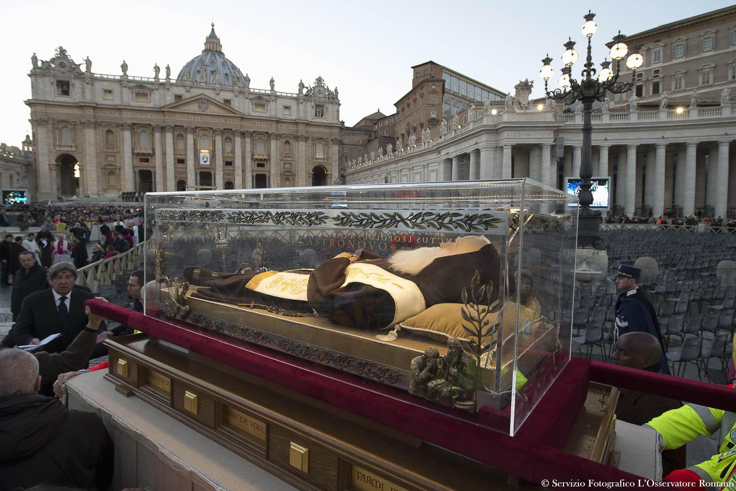 Gyermekekkel vették körbe Szent Pio holttestét - fotók! - Blikk