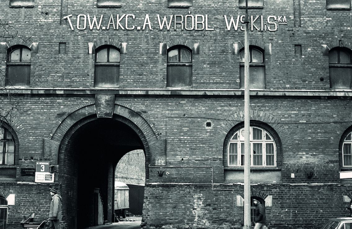 Ta część Warszawy w trakcie wojny uległa stosunkowo małemu zniszczeniu, jednak zaniedbania władz doprowadziły do szybkiego rozwoju przestępczości.