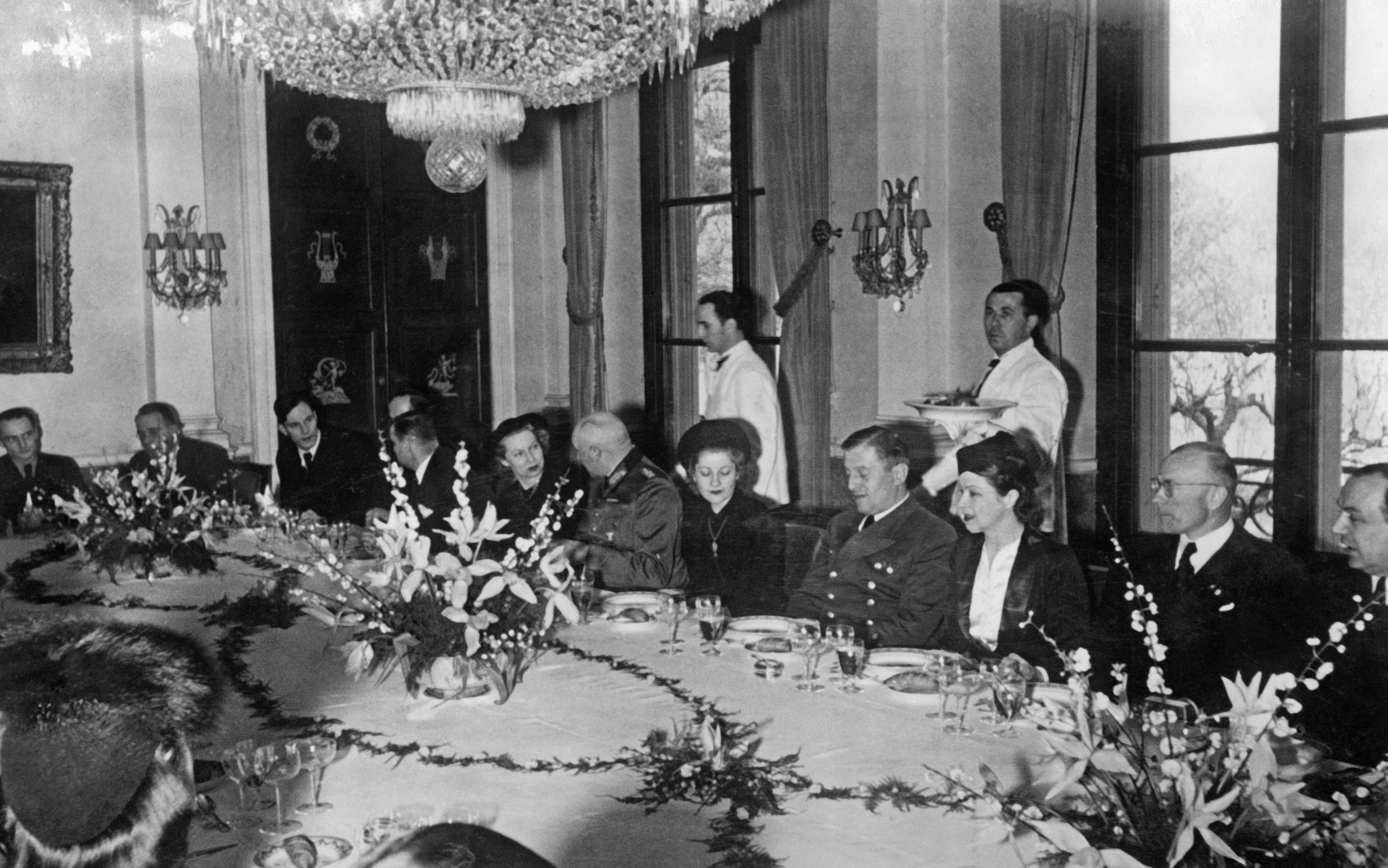 Niemiecki ambasador Otto Abetz na przyjęciu dla aktorów zespołu berlińskiego Teatru Schillera w ambasadzie w Paryżu, luty 1941 r.