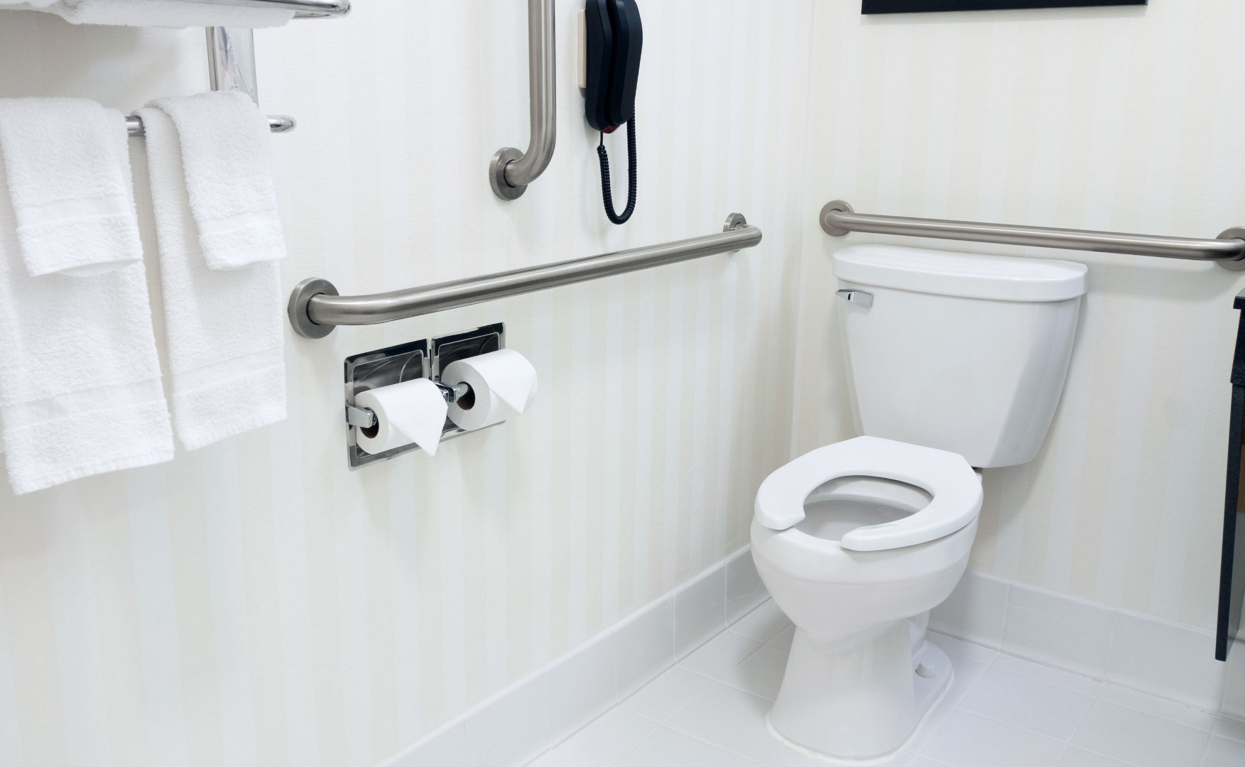 Bardzo praktycznym urządzeniem, jakkolwiek kosztownym, jest toaleta susząco-myjąca. Oszczędza ryzykowne przesiadanie się na bidet i ułatwia korzystanie z niej osobom z niepełnosprawnościami. Ważne jest by toaleta była zamontowana na wyższej niż standardowa wysokości tj. 48 cm. Z czasem możemy obok toalety zamontować pochwyty ułatwiające wstawanie i siadanie.