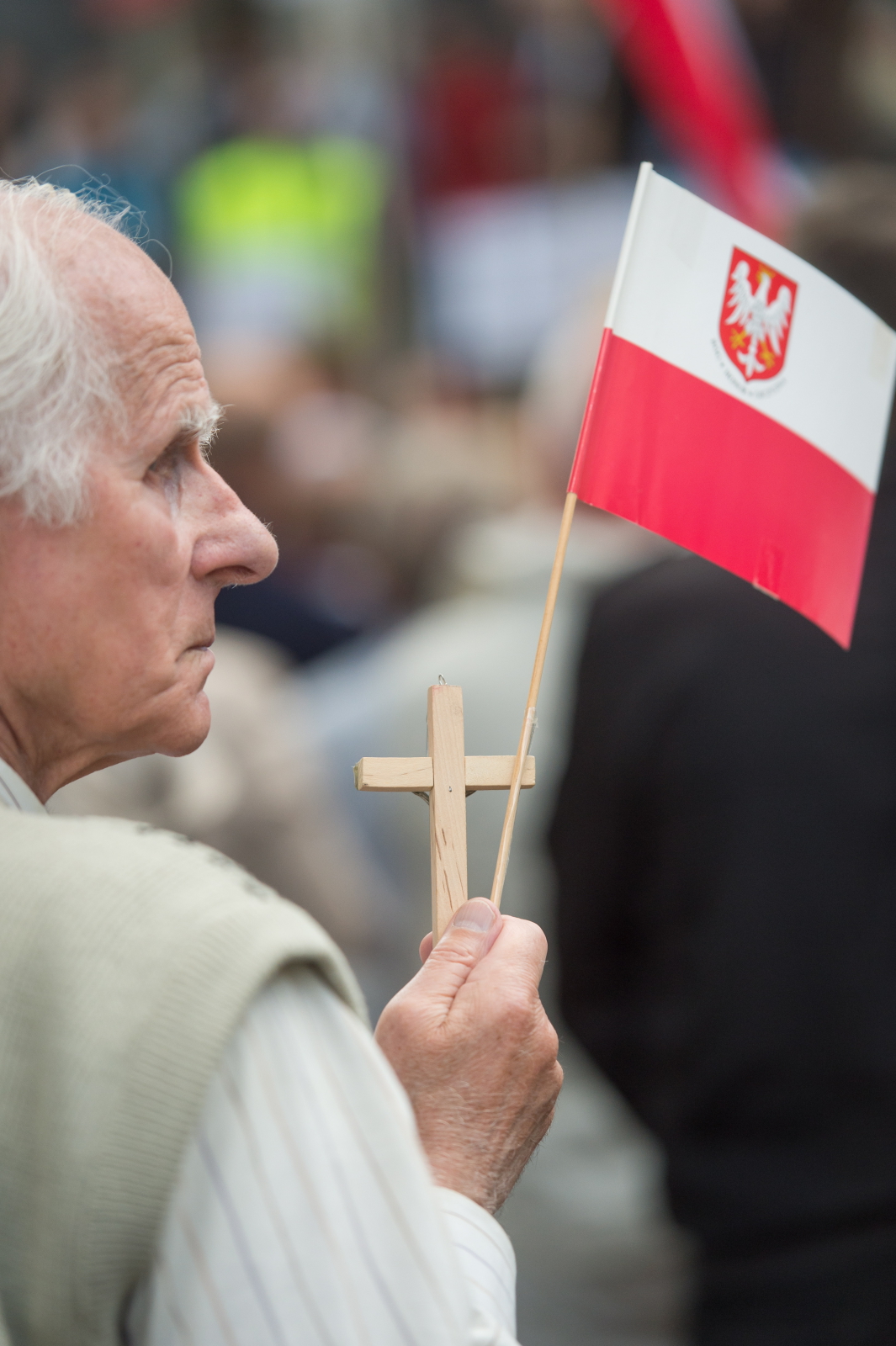 Protest środowisk narodowo-prawicowych przed Teatrem Polskim w Bydgoszczy, gdzie odbył się pokaz filmowy rejestracji spektaklu