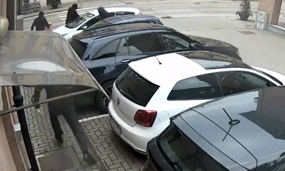 Nem kell bűnözőnek állni és akkor nincs ilyen... - Kivégezte kirablóit a 68 éves ékszerész bácsi, a bíróság elítélte, az emberek felháborodtak - videó (18+)