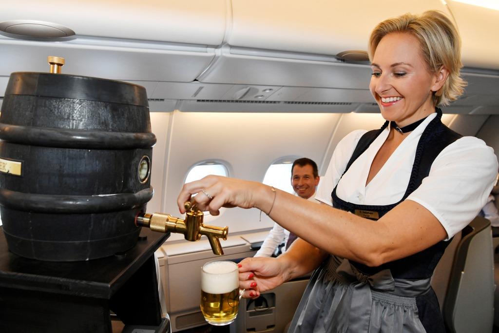Hihetetlen: csapolt sört szolgálnak fel a Lufthansa hagyományőrző járatain  - Blikk
