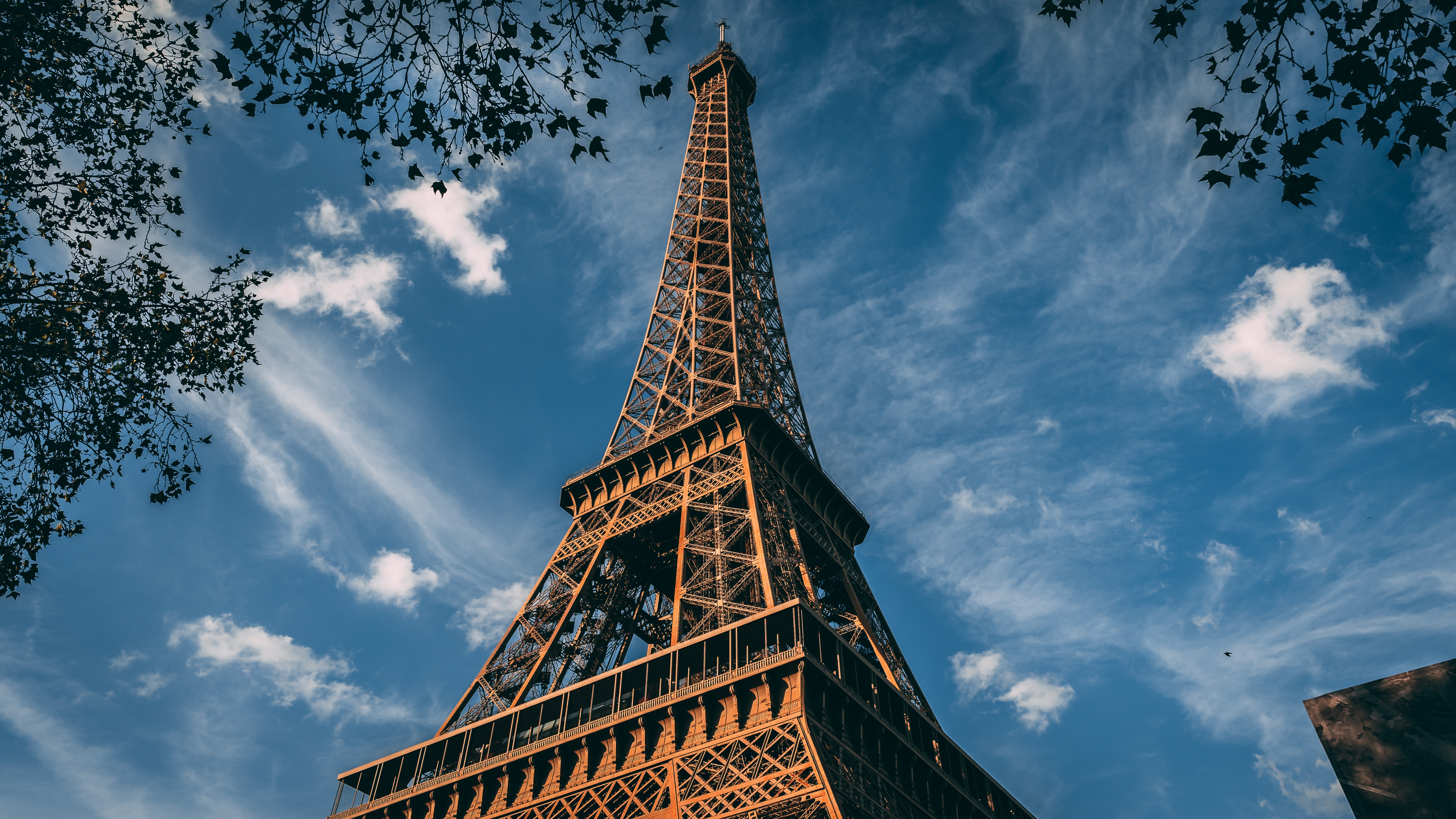 Bombariadó miatt kiürítették az Eiffel-tornyot