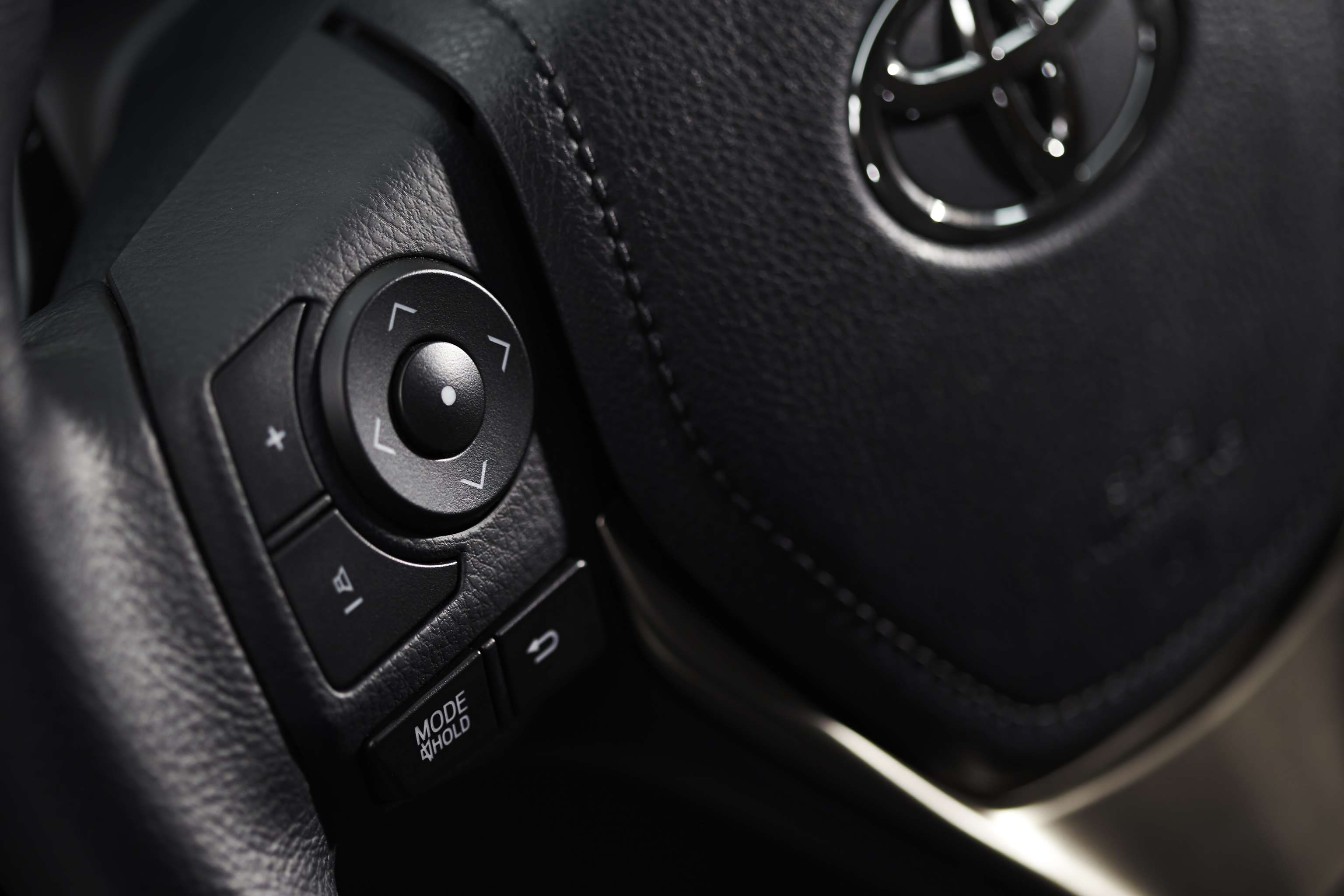 Za bezpieczne prowadzenie odpowiada nowa generacja układu jezdnego Integrated Dynamic Drive System z nową funkcją Sport. System kontroluje jednocześnie pracę napędu na 4 koła, systemu stabilizacji toru jazdy VSC, oraz elektronicznego wspomagania kierownicy. Moment obrotowy może być rozdzielany na przednią i tylną oś w proporcji od 100:0 (przód / tył) do 50:50