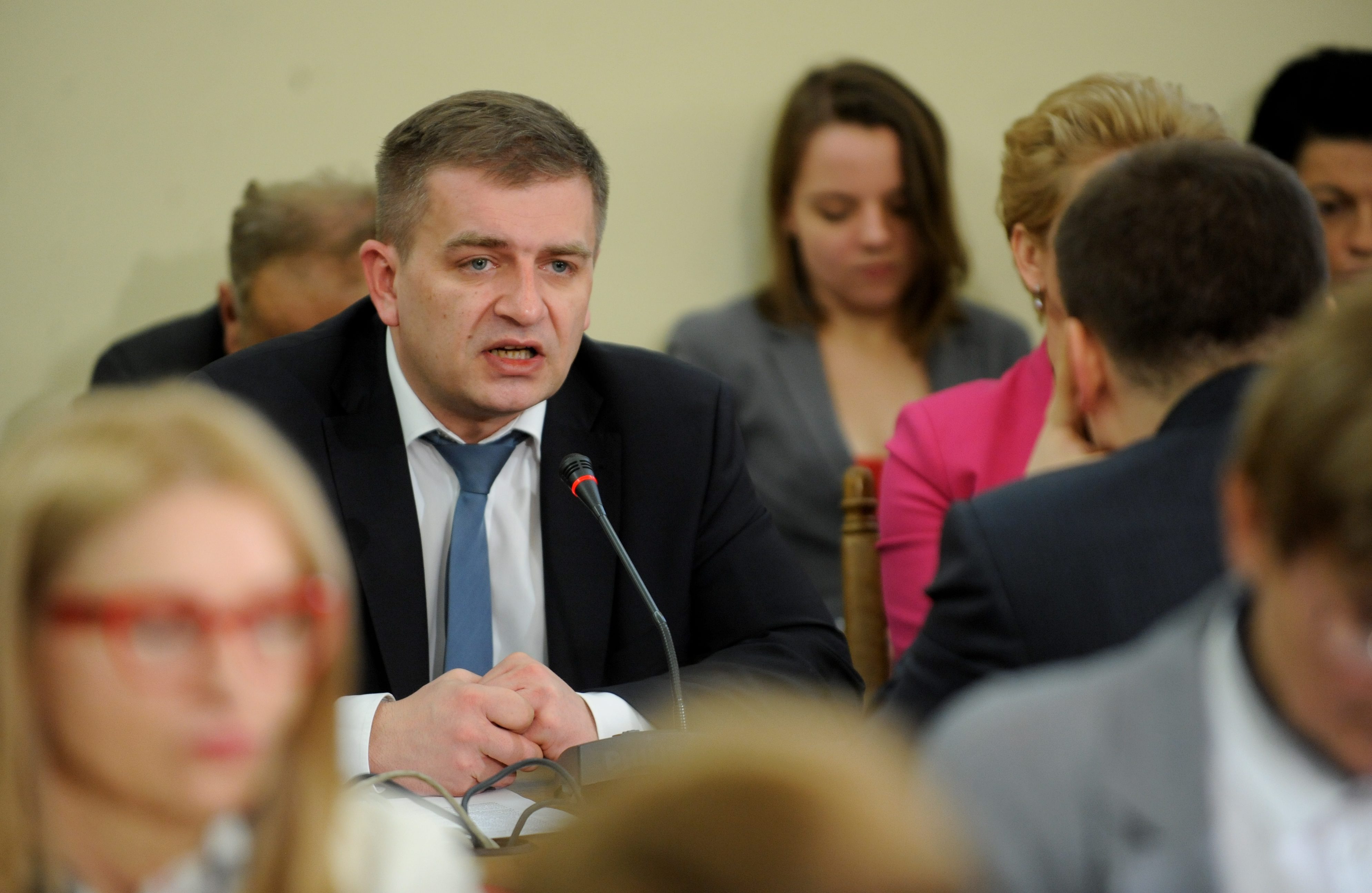 Jedna ze stron po raz kolejny powtarza swoje żądania i nie zamierza ustąpić ani na krok - już takie postawienie sprawy powoduje, że konflikt jeszcze bardziej przybiera na sile. A jeśli do tego dojdą z pozoru niezwiązane z nim żądania, to druga strona może być bliska wybuchu. I to nawet jeżeli w rzeczywistości żądanie to nie ma żadnego znaczenia. Ważne jednak, by sformułowano je tak, aby przeciwnik zareagował na nie natychmiast, tak jak na zapach zdechłej ryby. Gwałtownie. By puściły mu emocje. By zaprotestował. Przykłady: W konflikcie Bartosz Arłukowicz–Porozumienie Zielonogórskie taką zdechłą rybą było już samo postawienie się resortowi zdrowia, czyli brak zgody lekarzy na podpisanie umów z NFZ dokładnie wtedy, gdy kończył się rok i była na to ostatnia chwila. - <i>