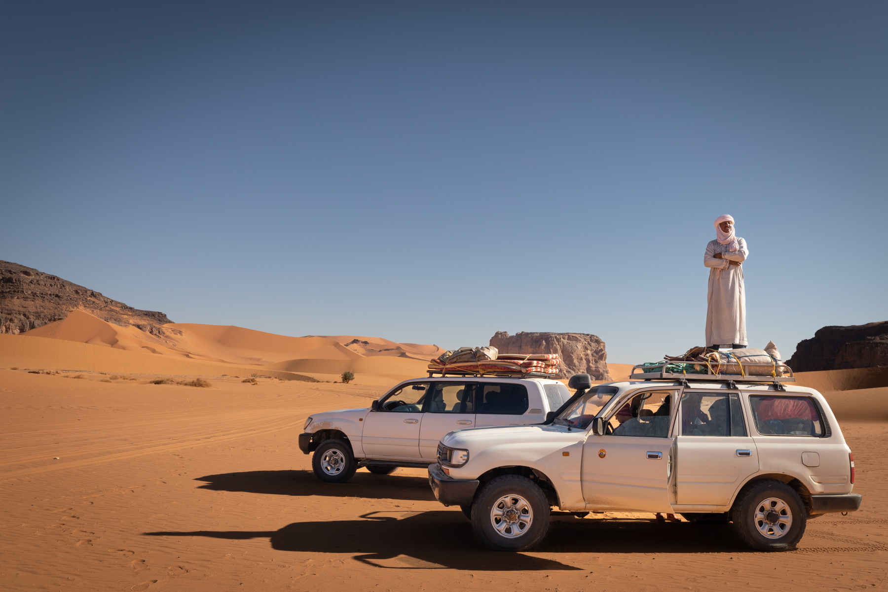 Na Saharze wszystko musisz wozić ze sobą. Land cruisery są dla Tuaregów jak juczne wielbłądy. Na stalowych grzbietach jadą namioty, materace, paliwo, a nawet drewno na opał