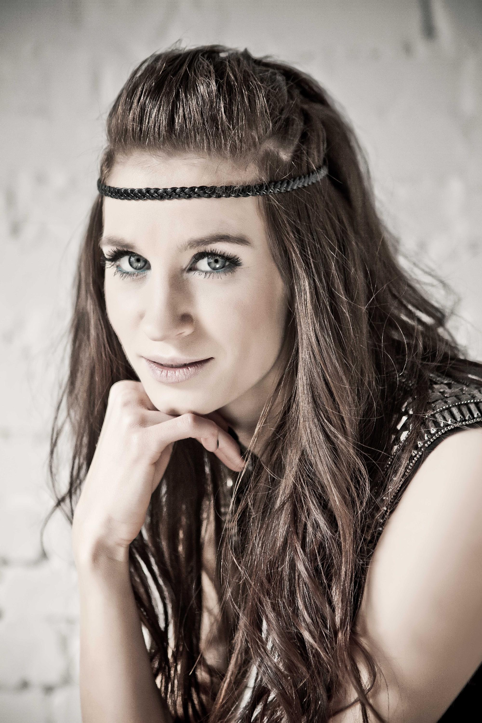 Sylwia Grzeszczak na zdjęciach z sesji do albumu
