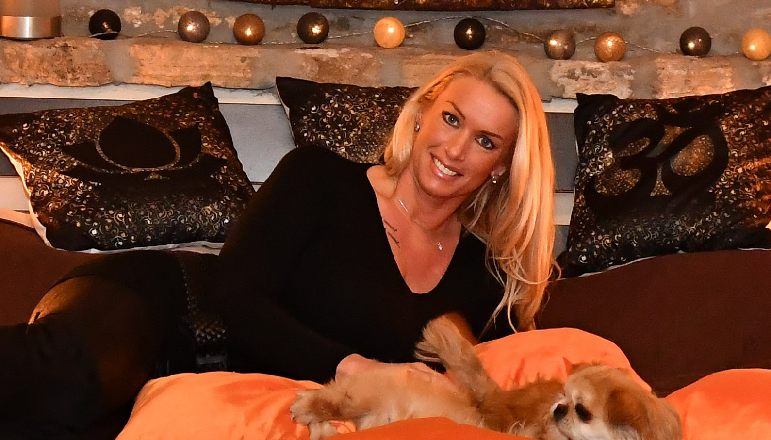 Molnár Anikó aranyba öntette melleit, így néz ki az alkotás – fotó