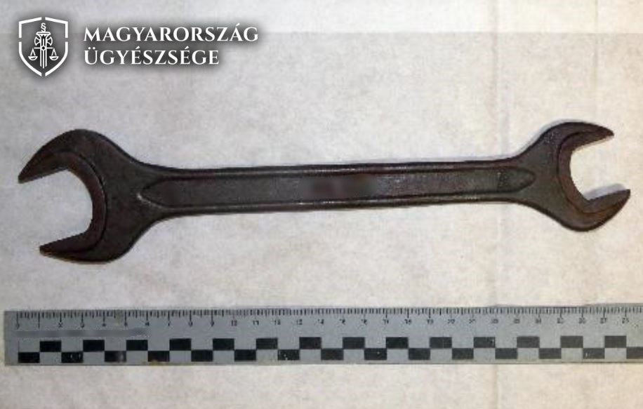 Fejbe rúgta, majd villáskulccsal verte meg áldozatát egy felbőszült asszony, amiért az lefeküdt a lányával