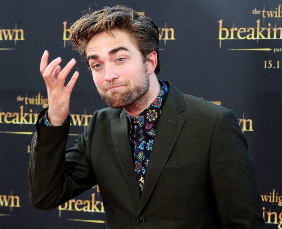 W finałowej części Edward (Robert Pattinson) i przemieniona w wampira Bella (Kristen Stewart) wychowują córkę, ale grozi im wielkie niebezpieczeństwo ze strony klanu Volturich