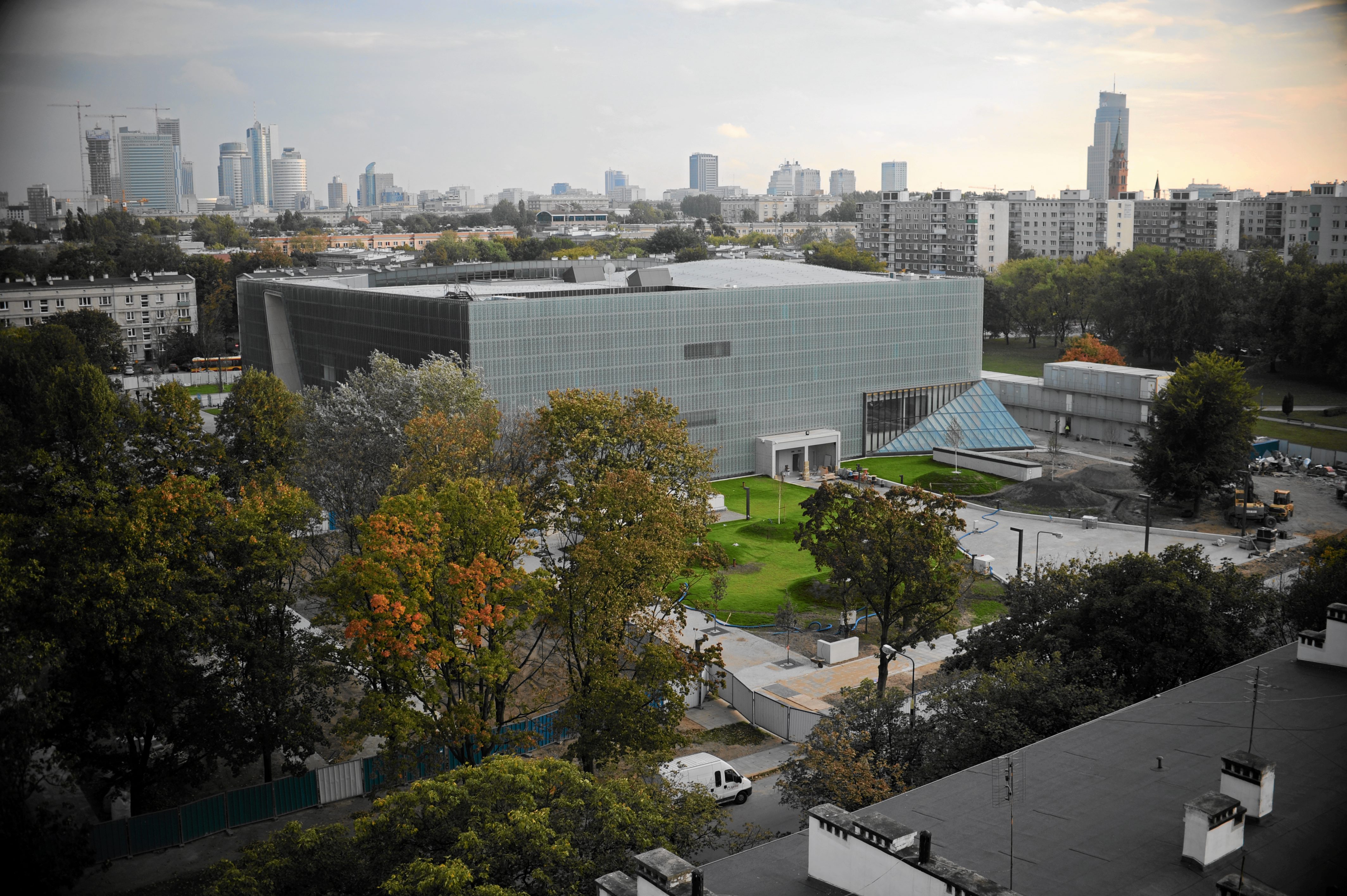 Budowa Muzeum Żydów Polskich na stołecznym Muranowie trwała od 2009 roku do początku 2013 roku. Główne wejście do muzeum znajduje się dokładnie naprzeciwko pomnika Bohaterów Getta.