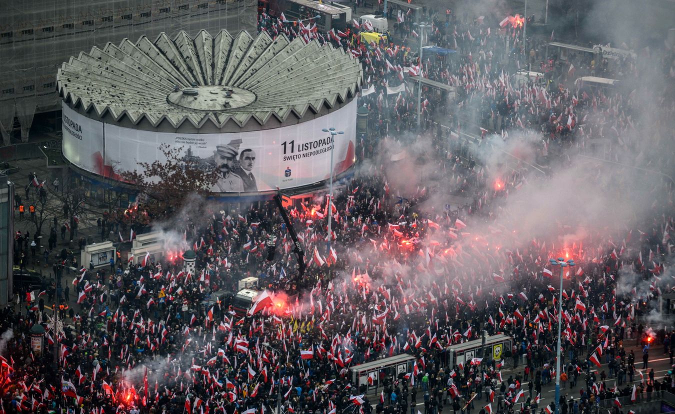 Przy rondzie de Gaulle'a na podeście przy pomniku, otoczona barierkami, ustawiła się kilkudziesięcioosobowa pikieta nieformalnej grupy Obywatele RP. Mieli wielki transparent z napisem