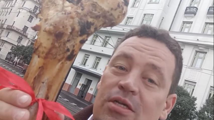 Valaki bejutott a Karmelitába és egy velős csontot hagyott ott Orbán Viktornak... még masnit is tett rá – fotó