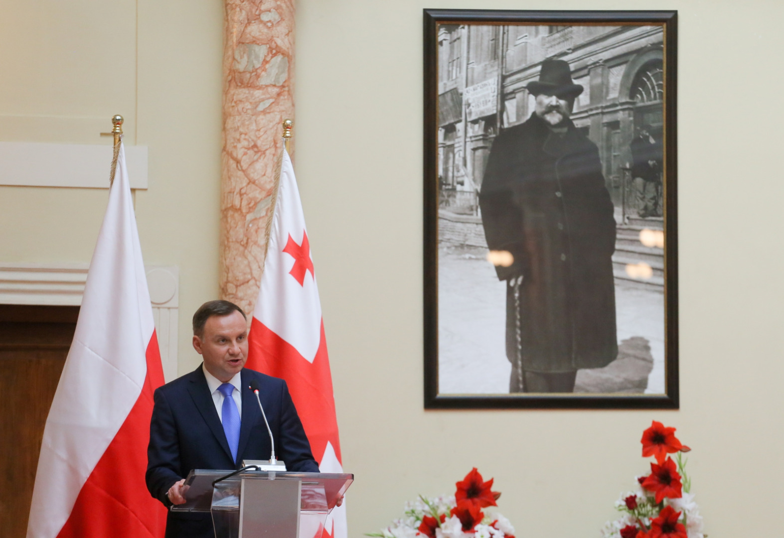 rezydent Andrzej Duda przemawia podczas spotkania z korpusem dyplomatycznym, przedstawicielami gruzińskich intelektualistów i dzialaczy społecznych w Biblitece Narodowej Parlamentu Gruzji