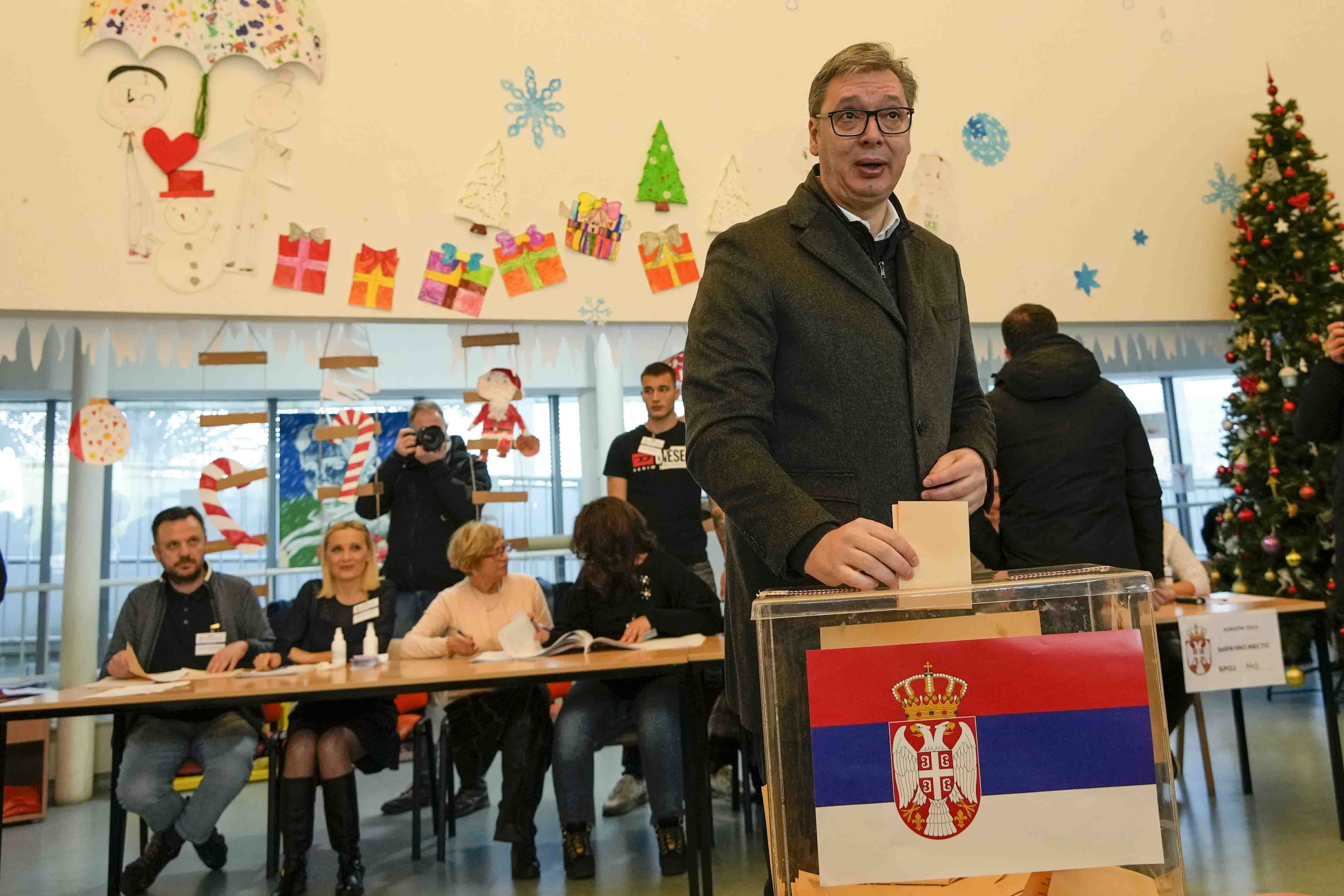 Áll a bál a szerbiai választások után: az ellenzék szerint csalás történt, tiltakozásra készülnek hétfő este
