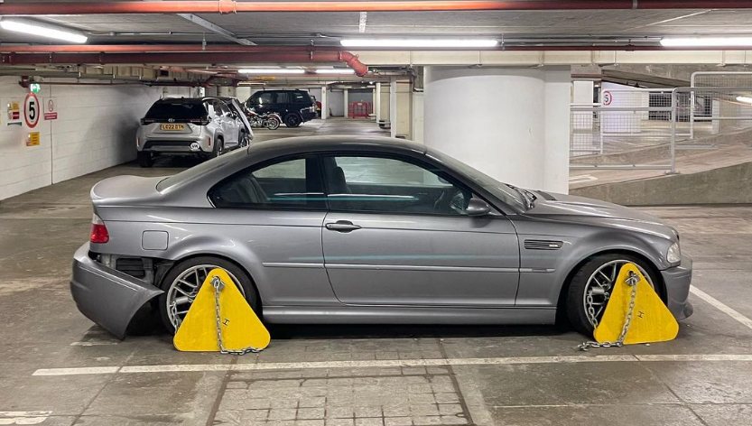 Rejtély: 10 éve egy teremgarázsban parkol gazdátlanul ez a BMW M3-as