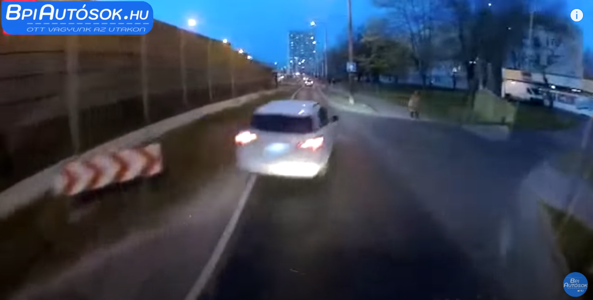 Napi bunkó autós: az utolsó pillanatban emberkedett száguldozva a trolibusz elé a Kacsóh Pongrácz úton, centiken múlott a baj - itt a videó