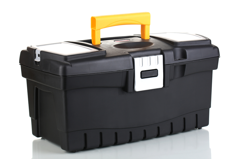 Mężczyźni, w przeciwieństwie do kobiet, ucieszą się z prezentu praktycznego. Zestaw narzędzi (lub zwykła skrzynka na narzędzia), elektroniczne gadżety do auta (kamera, sprzęt audio) sprawdzą się idealnie