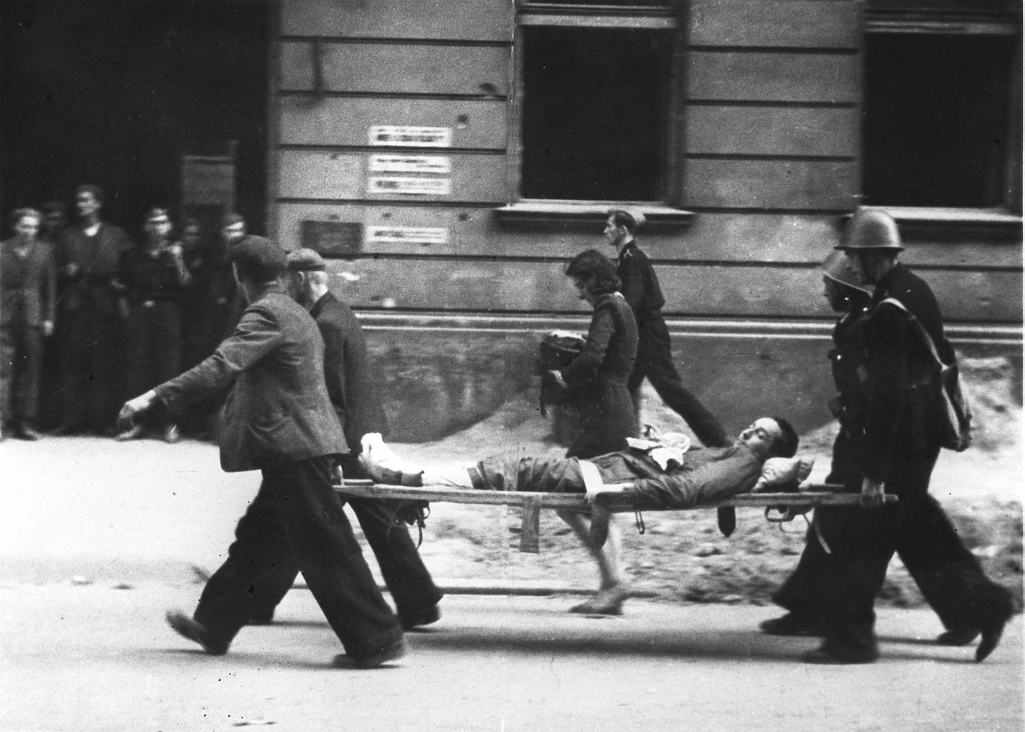 Transport rannego do powstańczego szpitala. SS nie miało litości dla rannych Polaków. Pacjenci szpitali, pielęgniarki i lekarze gięli z rąk niemieckich żołnierzy, którzy zajmowali placówki powstańcze